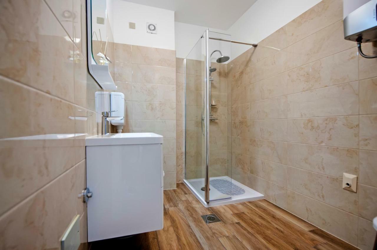 Apartment Loki Ровин Екстериор снимка