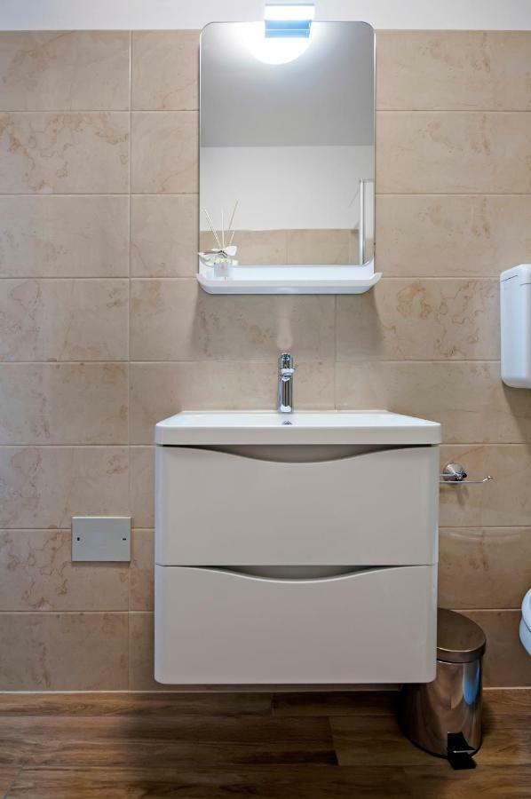 Apartment Loki Ровин Екстериор снимка